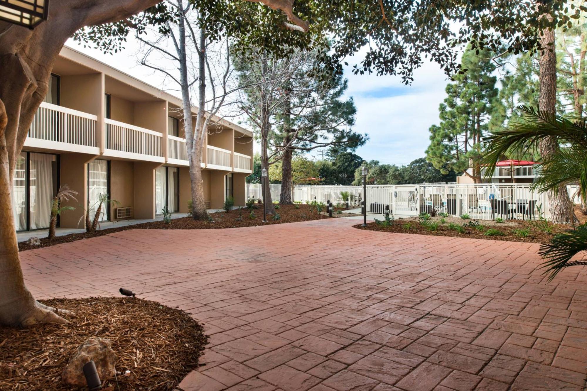 Courtyard By Marriott Oxnard/Ventura Hotel Bagian luar foto