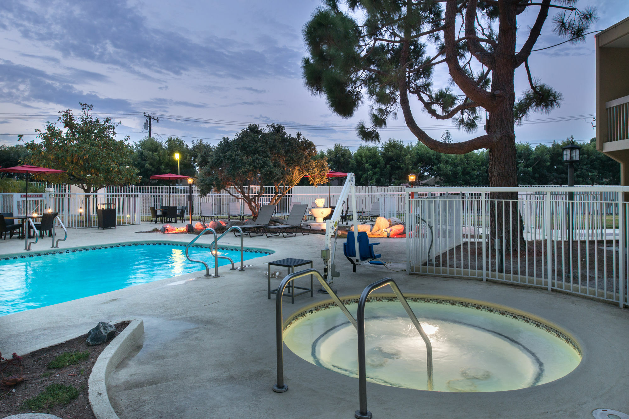 Courtyard By Marriott Oxnard/Ventura Hotel Bagian luar foto