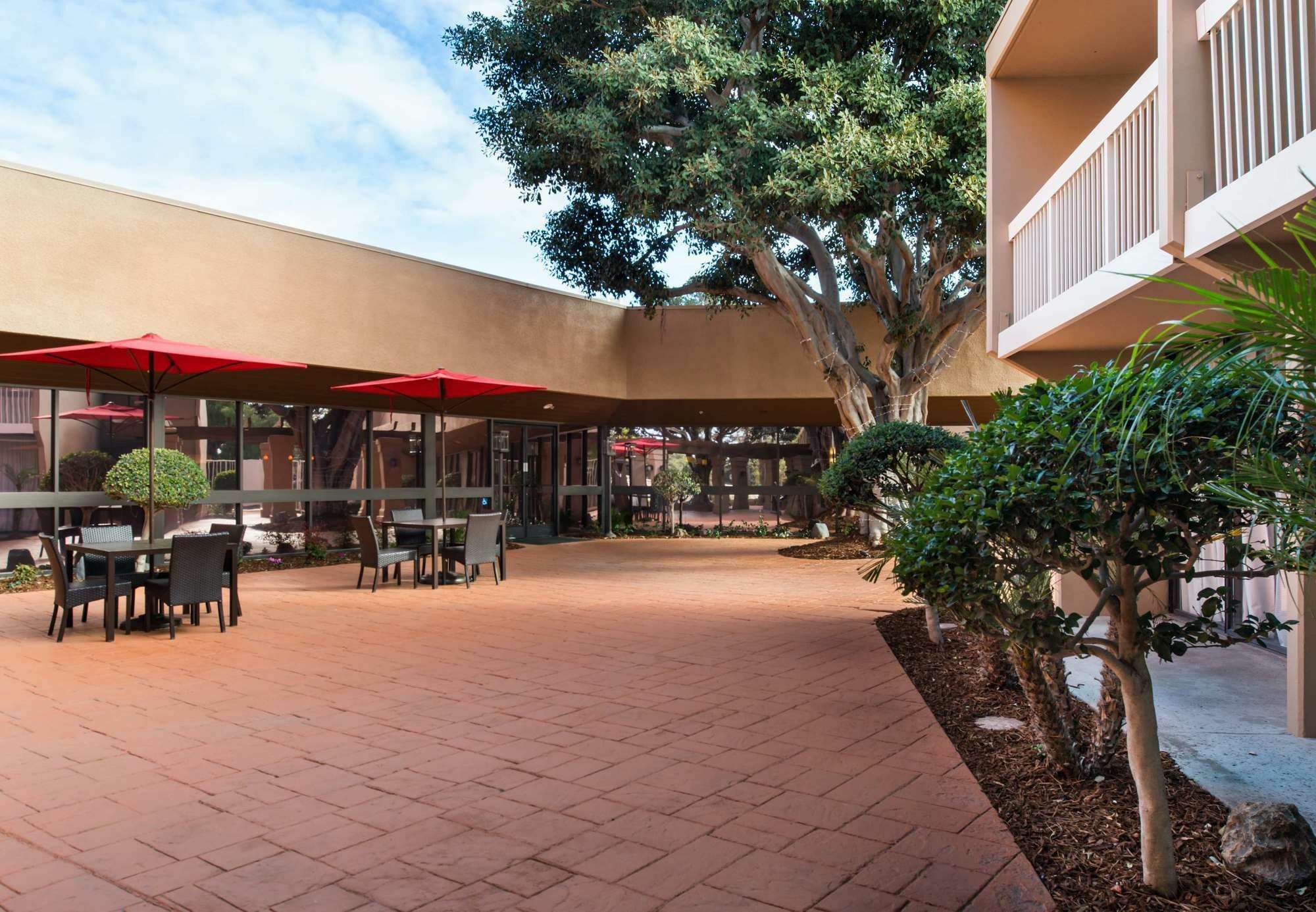 Courtyard By Marriott Oxnard/Ventura Hotel Bagian luar foto